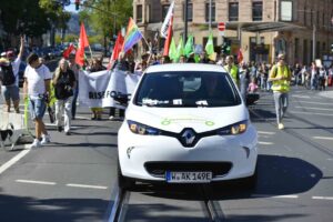 UrStrom-Elektroauto führt Klima-Demonstration in Mainz an