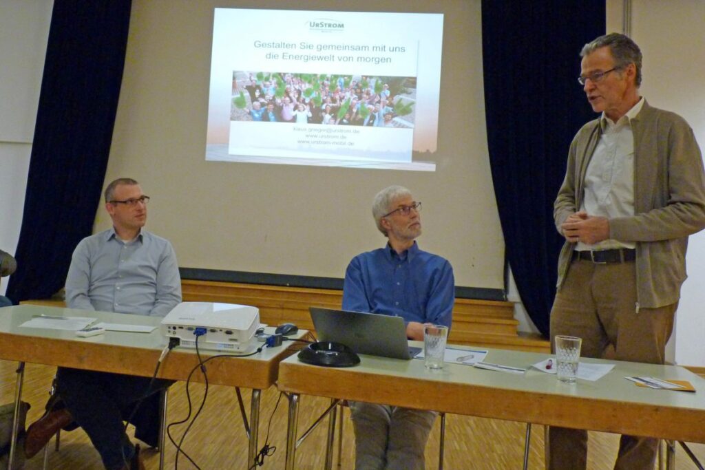 Peter Orth (rechts) berichtet über seine Erfahrungen mit UrStromMobil auf dem Hartenberg.