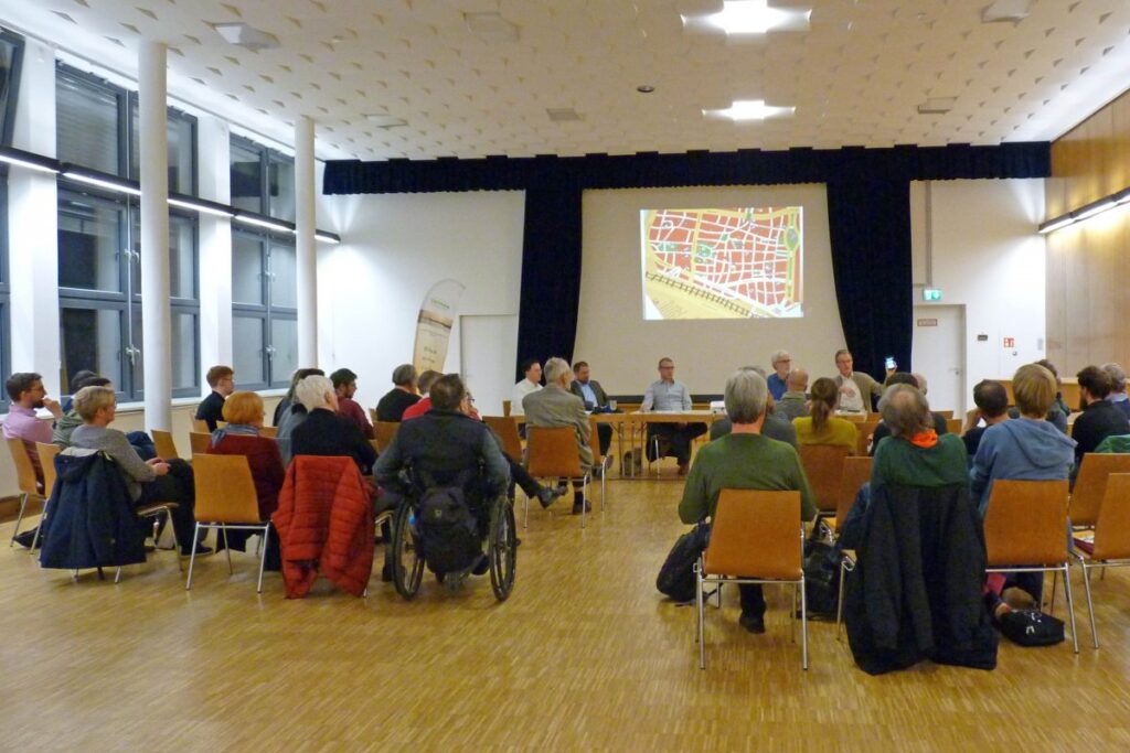 Interessiert verfolgt das Publikum die Erläuterungen zum Projekt.